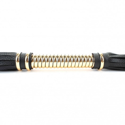 Чёрная плетка  из натуральной кожи с золотистой отделкой рукояти - БДСМ Арсенал - купить с доставкой в Старом Осколе