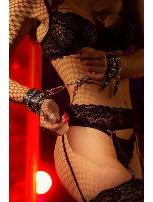 Черные кожаные наручники с двумя ремнями и красной подкладкой - Pecado - купить с доставкой в Старом Осколе