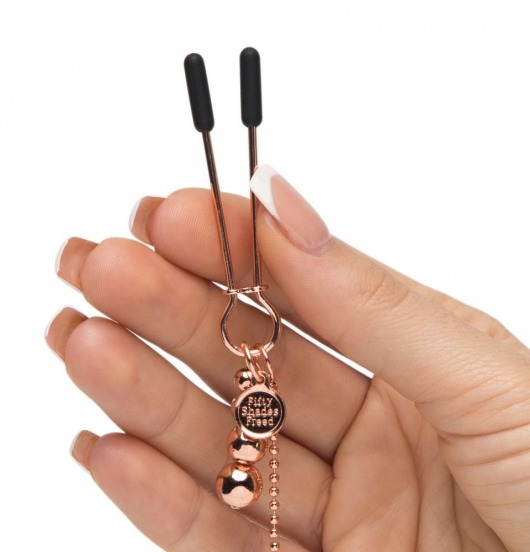 Золотистые зажимы для сосков и клитора All Sensation Nipple and Clitoral Chain - Fifty Shades of Grey - купить с доставкой в Старом Осколе